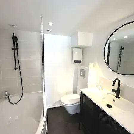 Casita: Maison Duplex +parking/terrasse/netflix Holiday home Troyes